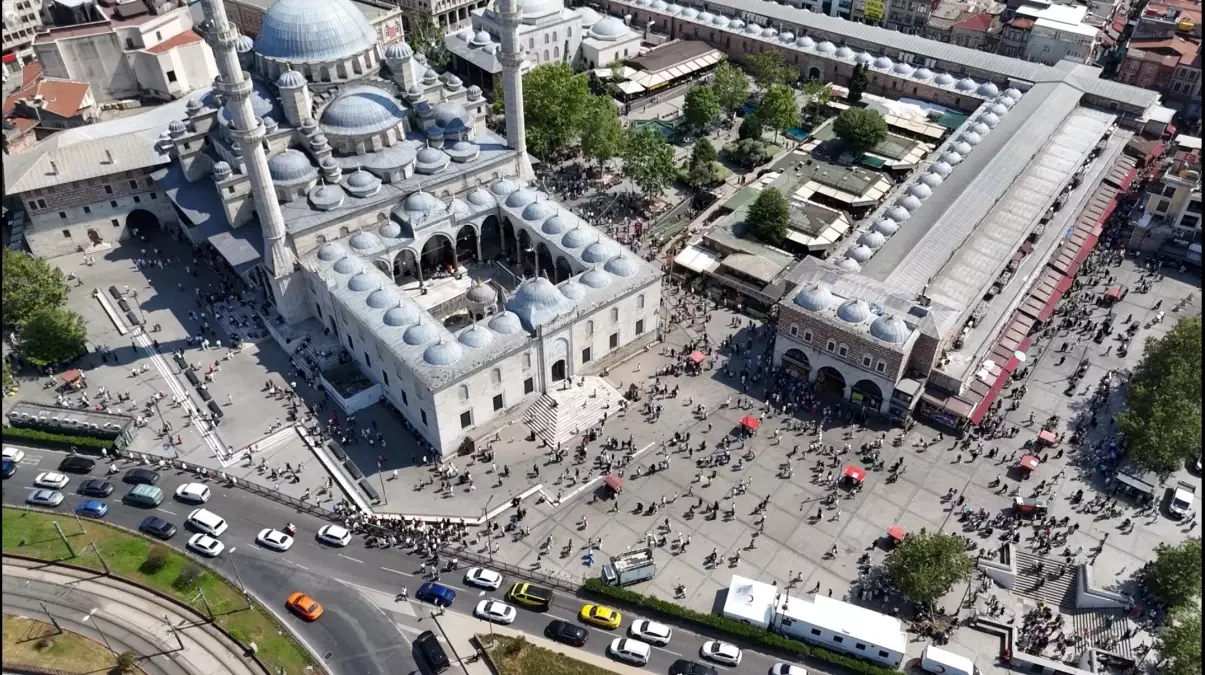 Kurban Bayramı'nda Eminönü'nde Yoğunluk