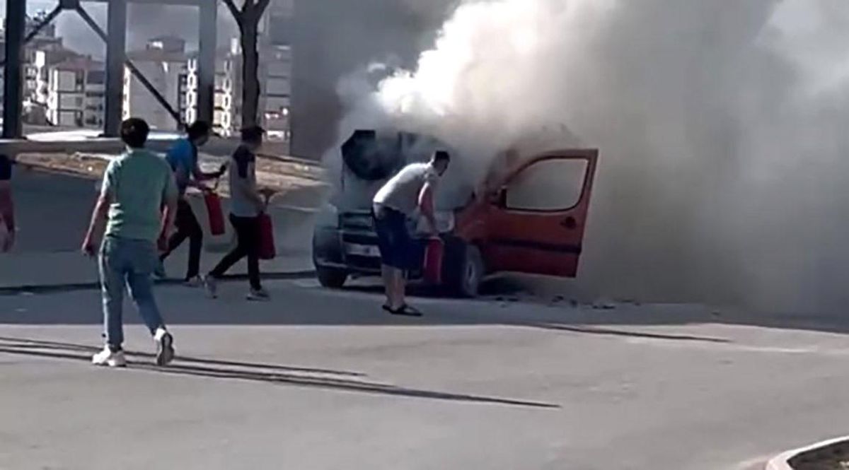 Ereğli'de Seyir Halindeki Hafif Ticari Araç Yandı