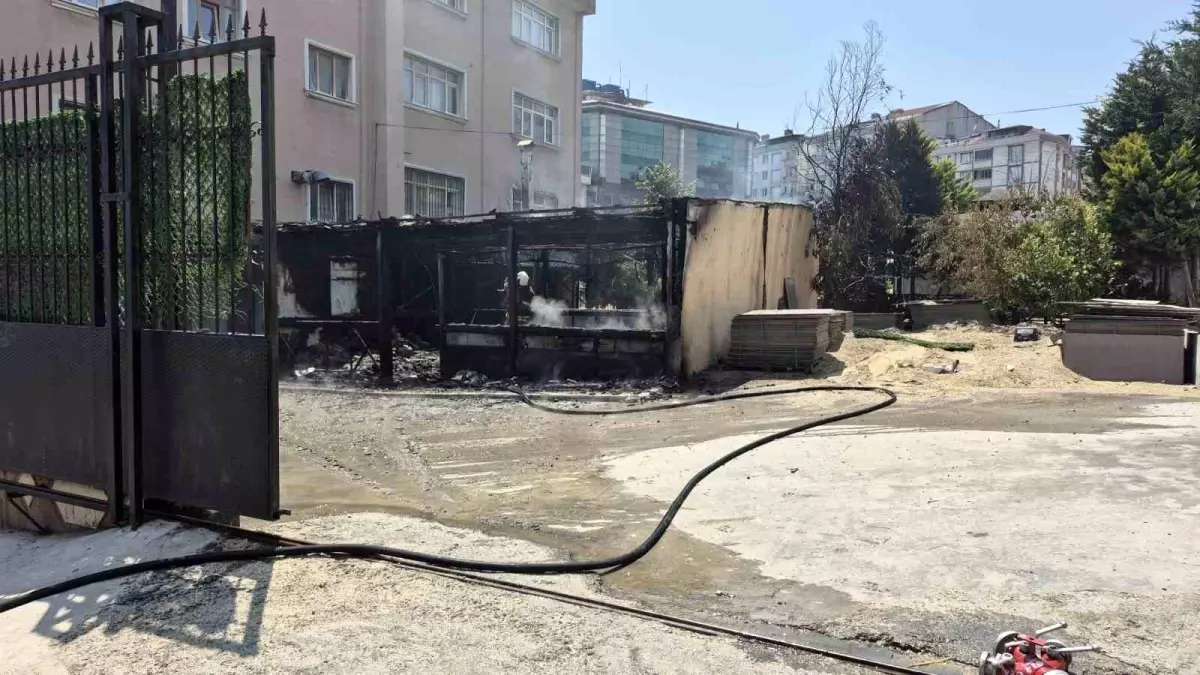 Esenyurt'ta Erkek Öğrenci Yurdunda Yangın Çıktı