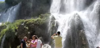 Girlevik Şelalesi bayramda yerli ve yabancı turist akınına uğradı