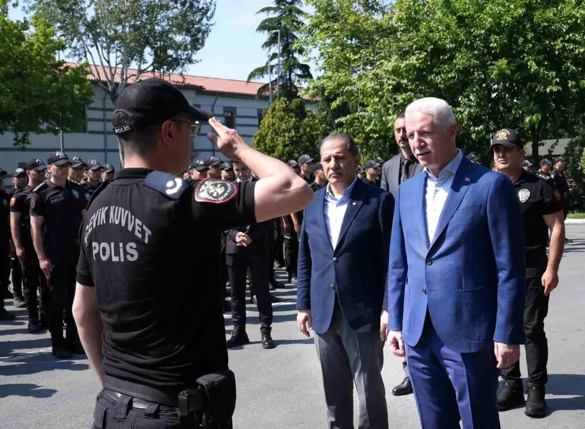 İstanbul Valisi Davut Gül, Kurban Bayramı'nda Polislerle Bayramlaştı