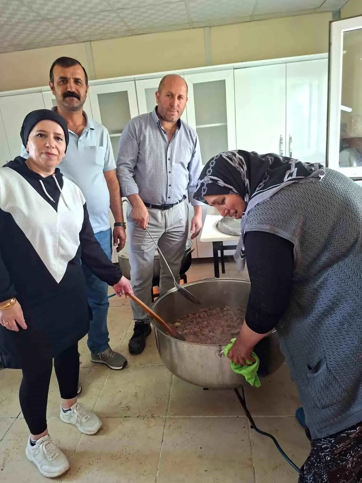 Kars'ta Mahalle Sakinlerinden Üniversite Öğrencilerine Bayram İkramı
