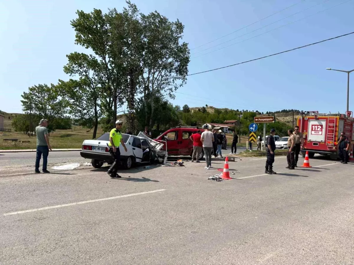 Kastamonu'da Kafa Kafaya Çarpışma: 5 Yaralı