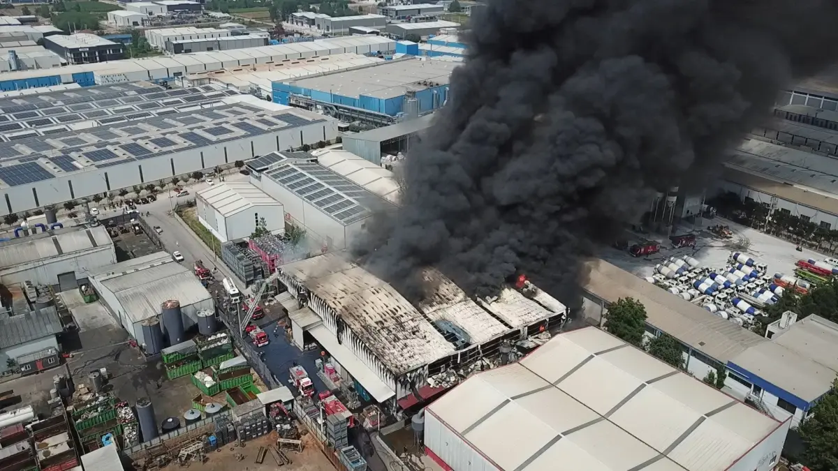 Kocaeli'de Boya ve Metal Kaplama Tesisinde Yangın
