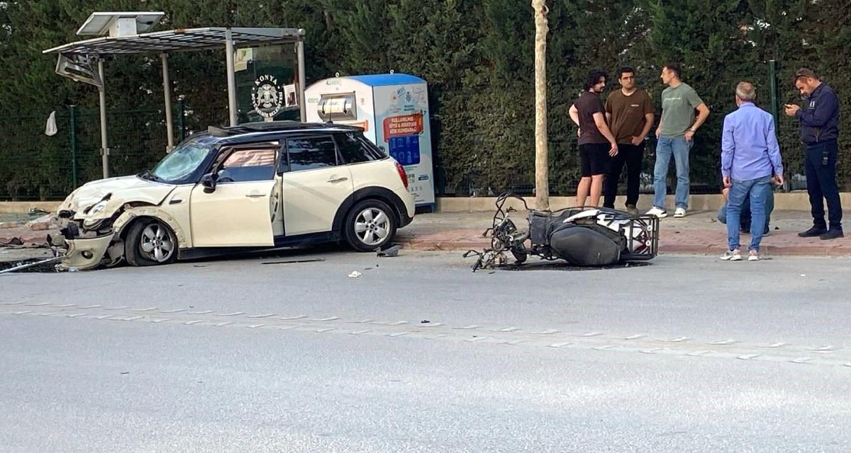 Konya'da Aşırı Hızla Gelen Otomobil Motosikletli Gençle Çarpıştı: Bir Ölü