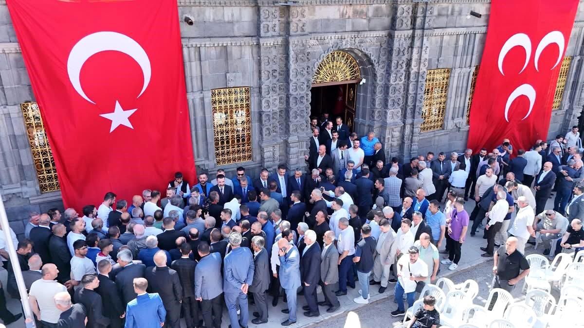MHP Erzurum'da Geleneğe Uygun Bayramlaşma Programı Düzenlendi