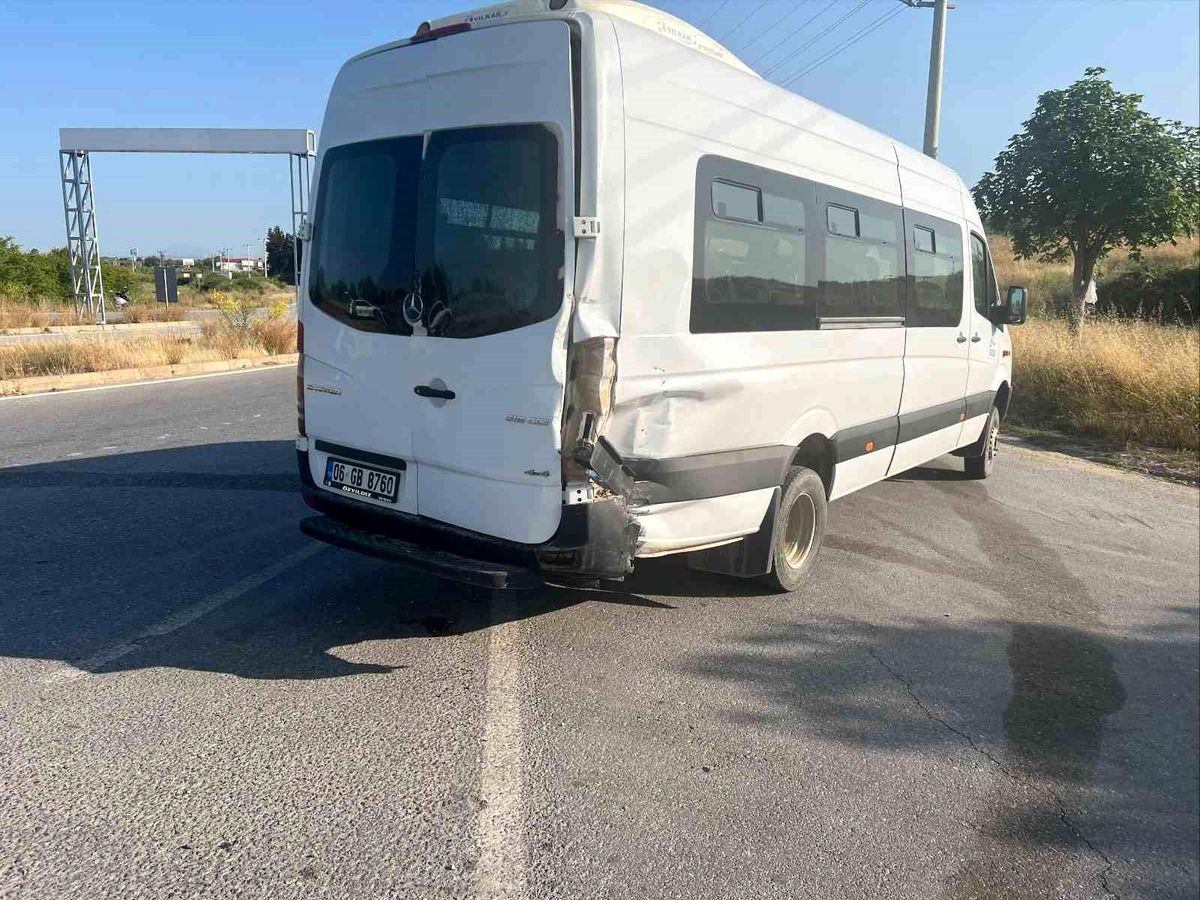 Antalya'da Motosiklet Minibüse Çarptı: Sürücü Ağır Yaralı