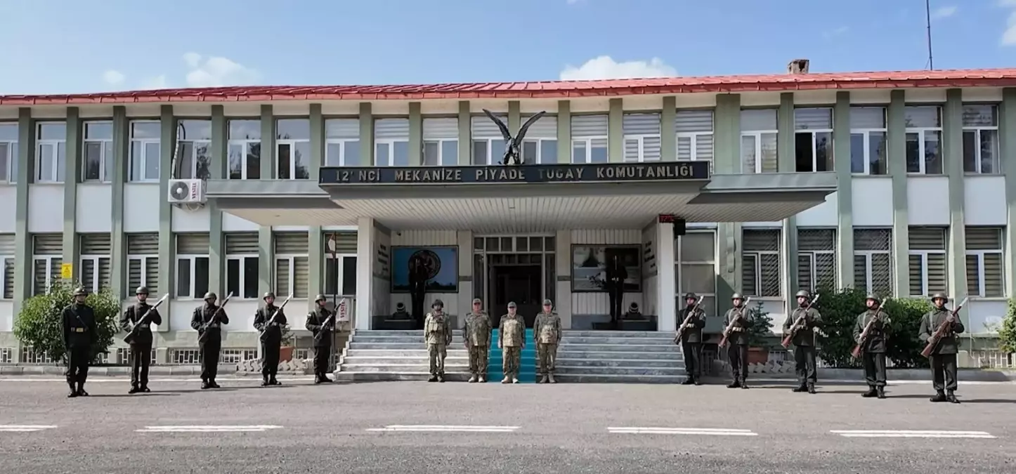 Kara Kuvvetleri Komutanı Bayraktaroğlu, Ağrı'da Mehmetçik'in Bayramını Kutladı