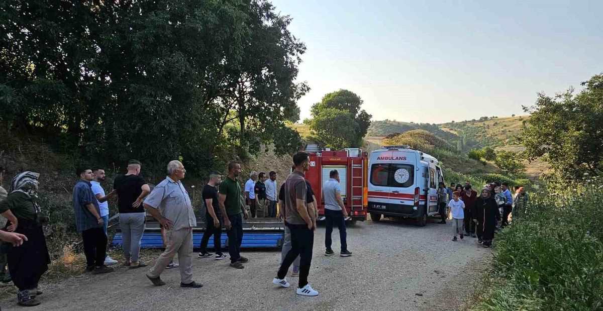Park Halindeki Traktör Römorku Devrildi, 7 Yaşındaki Çocuk Yaralandı