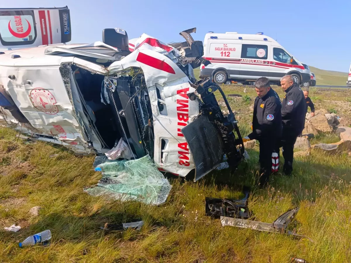 Ambulans Şarampole Devrildi: 4 Sağlıkçı Yaralandı
