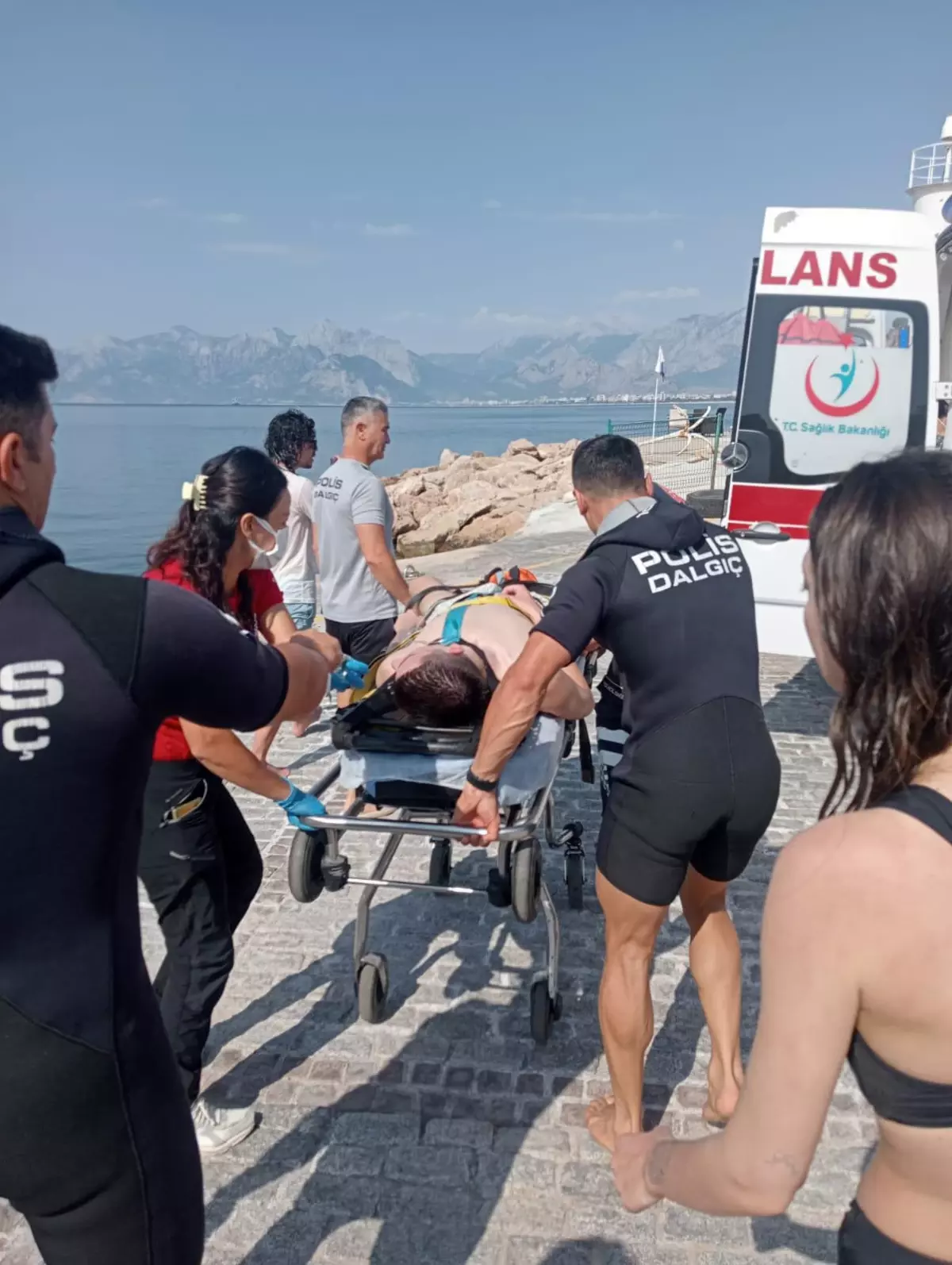 Antalya'da SUP Yaparken Boğulma Tehlikesi Geçiren Genç Kurtarıldı