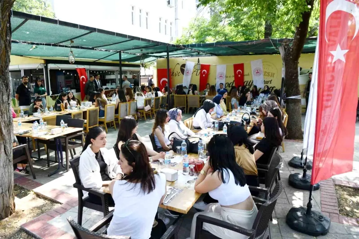 Vali Şefik Aygöl, Üniversite Öğrencileriyle Bayram Kahvaltısında Bir Araya Geldi