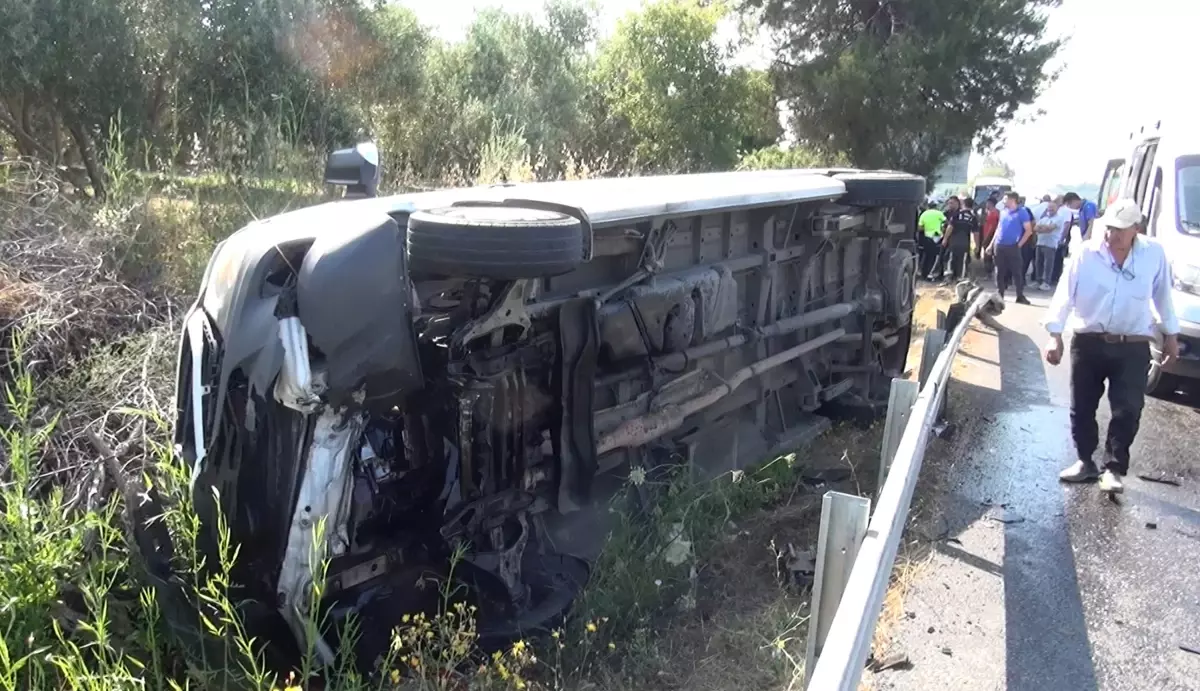 Manavgat'ta Tur Minibüsü Devrildi: 5 Yaralı