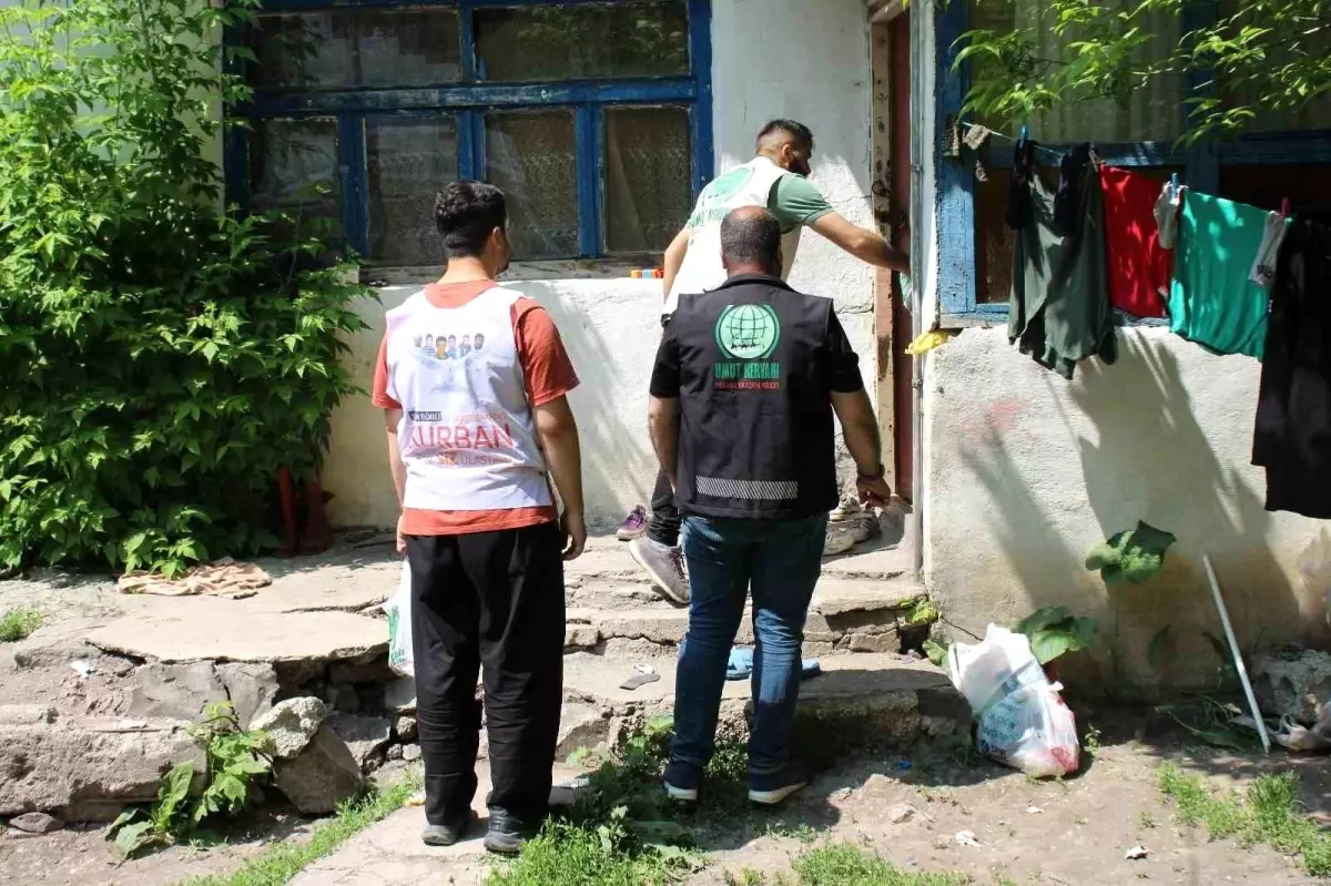 Umut Kervanı Ağrı Derneği, Kurban Bayramı'nda İhtiyaç Sahiplerine Et Dağıttı