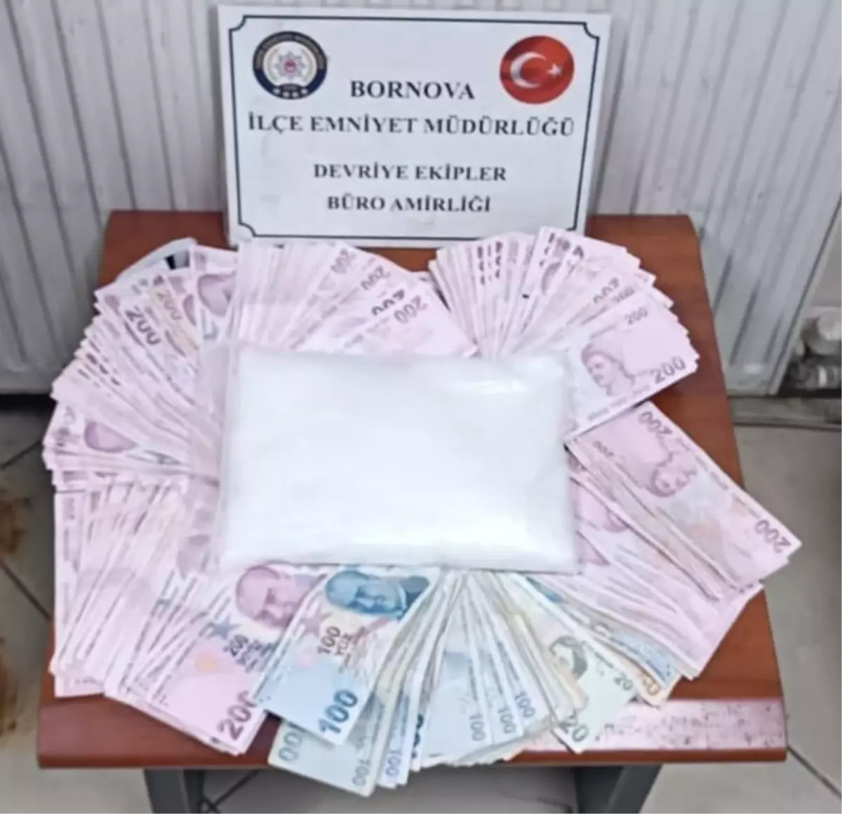 İzmir'de Uyuşturucu Operasyonu: 900 Gram Metamfetamin Ele Geçirildi