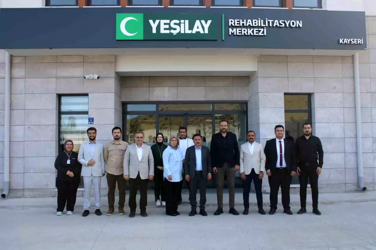 Kayseri Valisi Çiçek, Yeşilay Rehabilitasyon Merkezi'ni Ziyaret Etti