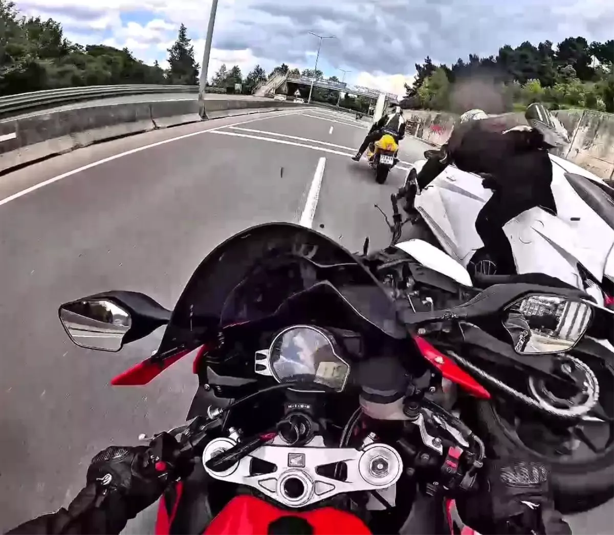 Kocaeli'de Kanalizasyon Taşması Sonucu Trafik Kazası: 3 Yaralı
