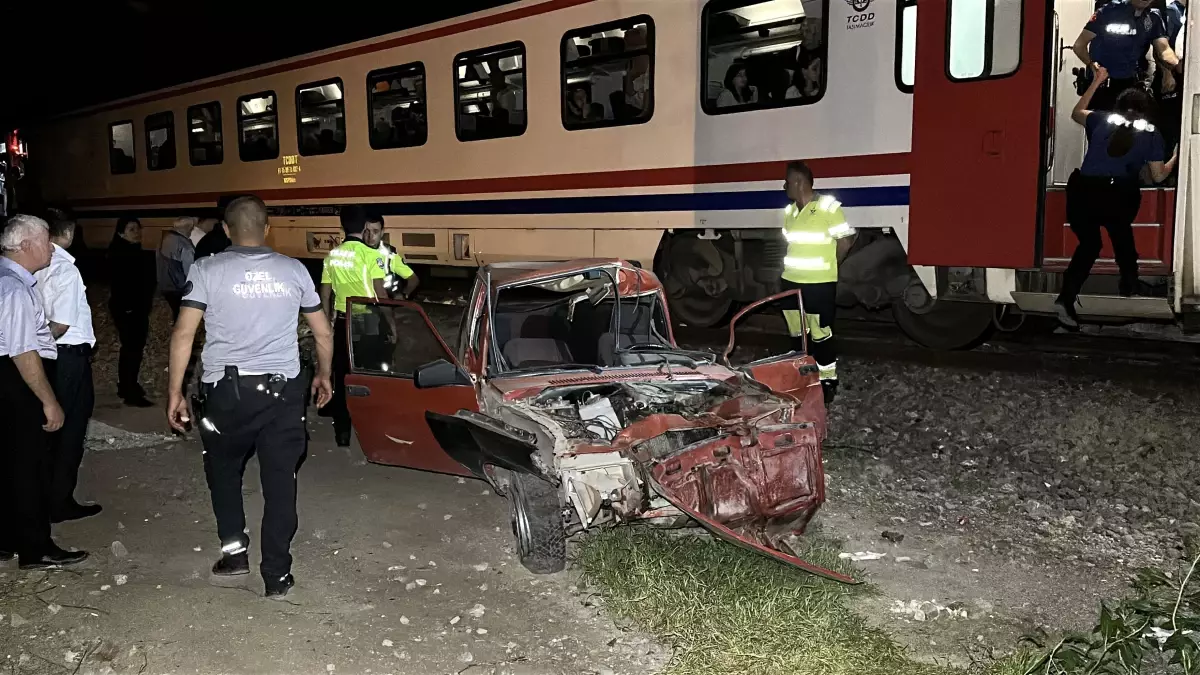 Kütahya'da Yolcu Treni Park Halindeki Otomobile Çarptı