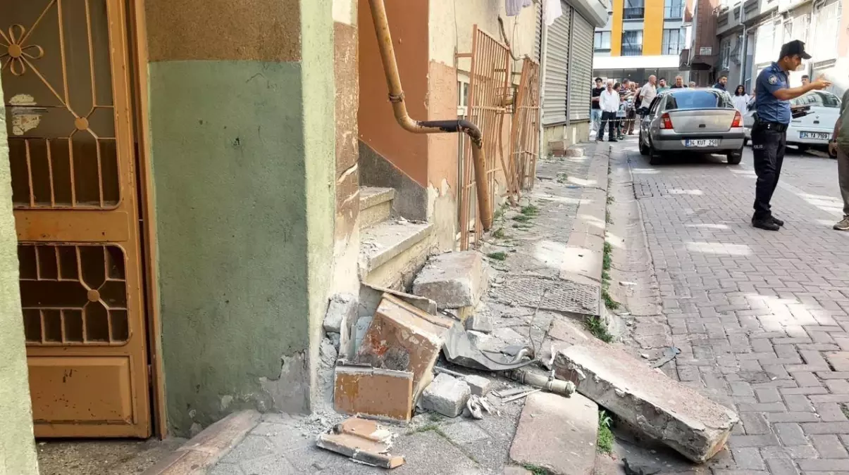 Zeytinburnu'nda Otomobilin Doğal Gaz Kutusuna Çarpması Sonucu Panik