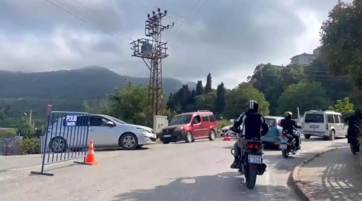 Amasra'da Bayram Yoğunluğu: Uzun Araç Kuyrukları Oluştu