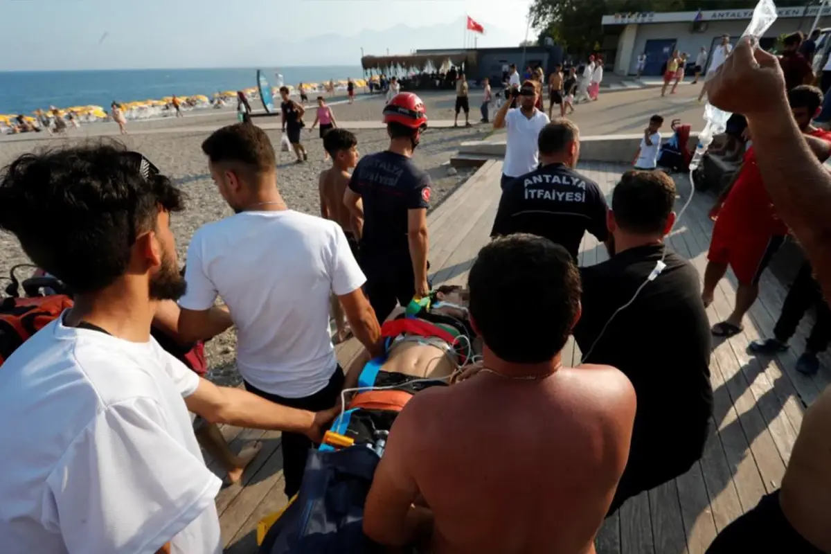 Antalya'da 40 metrelik falezlerden atlayan genç ağır yaralandı