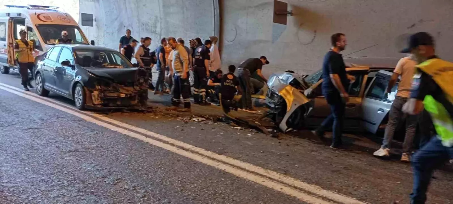 Artvin'de Kafa Kafaya Trafik Kazası: 5 Yaralı