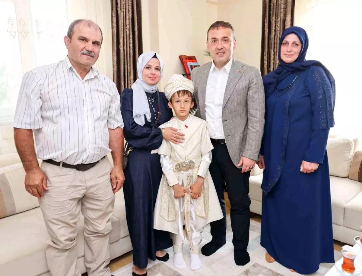 Bilecik Valisi, Sünnet Düğününde Küçük Kaan'ı Ziyaret Etti