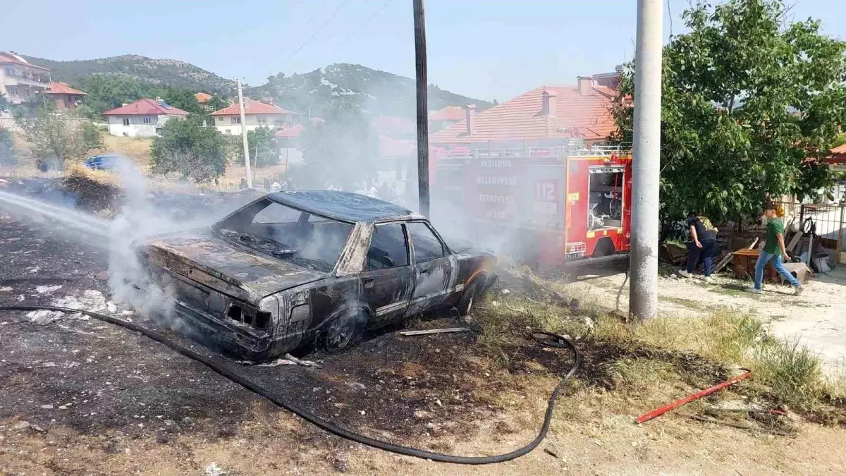 Burdur'da Park Halindeki Otomobil Yangında Kül Oldu