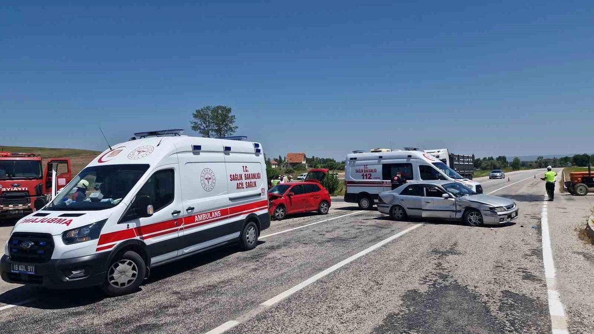 Çorum'da Kavşakta İki Otomobil Çarpıştı, 4 Yaralı