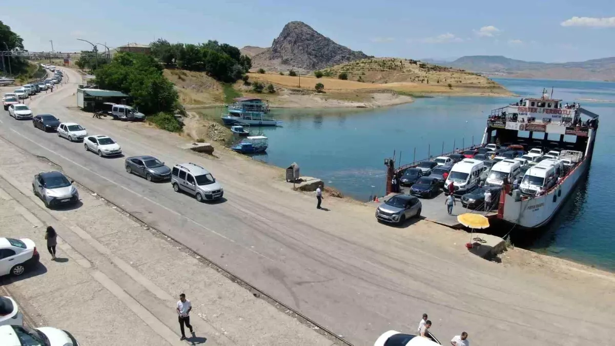 Elazığ Feribot İskelesinde Tatil Dönüşü Kuyruğu