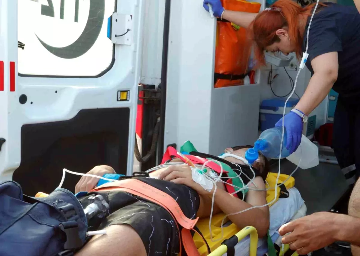 Antalya'da Falezlerden Atlayan Genç Ağır Yaralandı