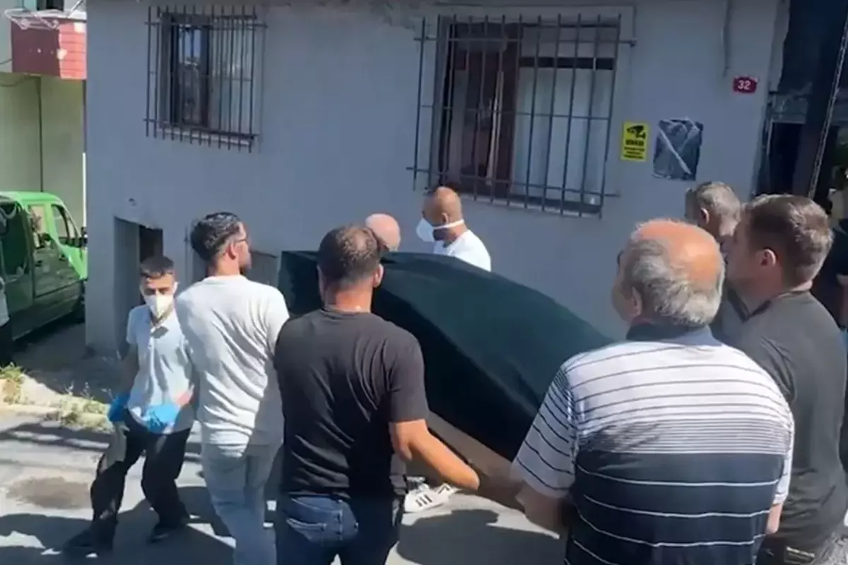 Gaziosmanpaşa'da gecekondunun bahçesinde halıya sarılı ceset bulundu