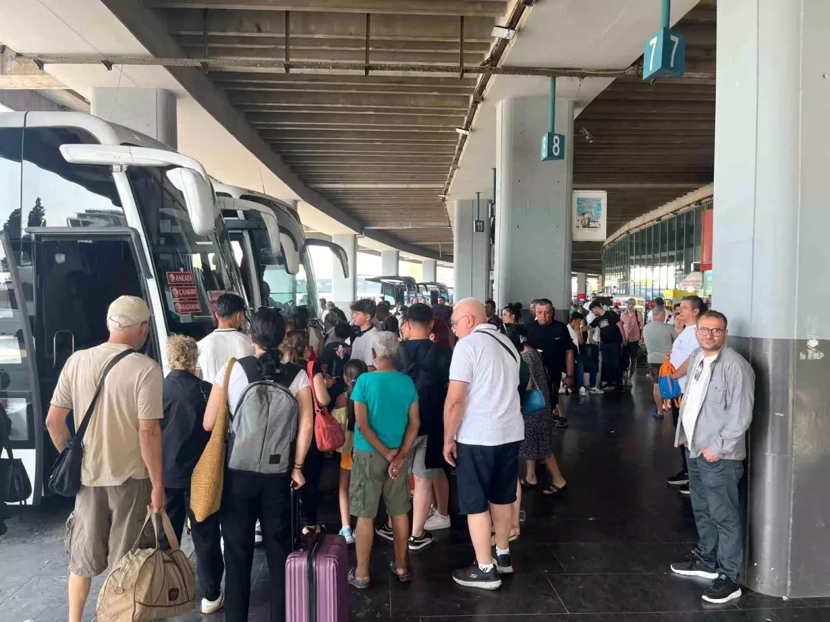 Kurban Bayramı Tatilinde İzmir Otogarı'nda Dönüş Yoğunluğu