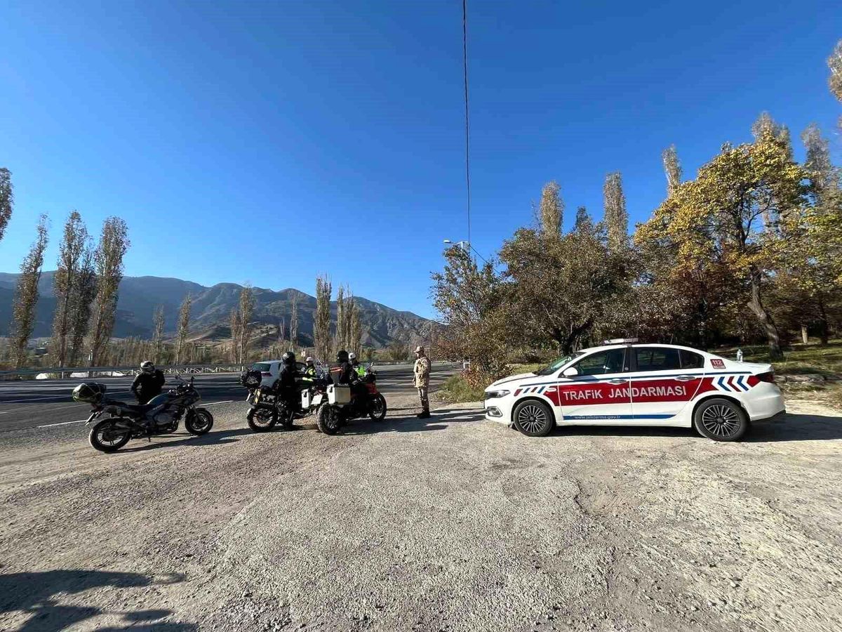 Erzurum'da Jandarma Trafik Denetimlerinde 24 Bin 680 Araç Kontrol Edildi