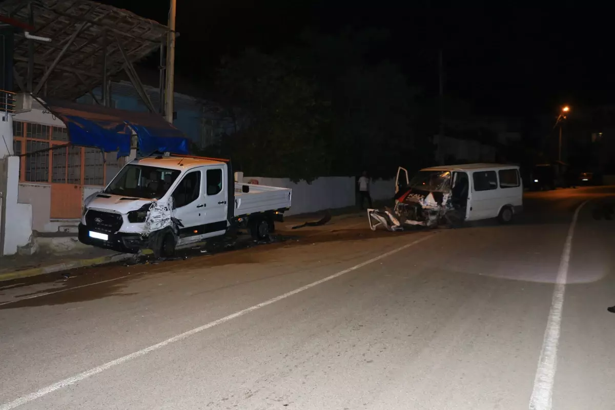 Tokat'ta Minibüs Kamyonete Çarptı, Şoför Sıkıştı