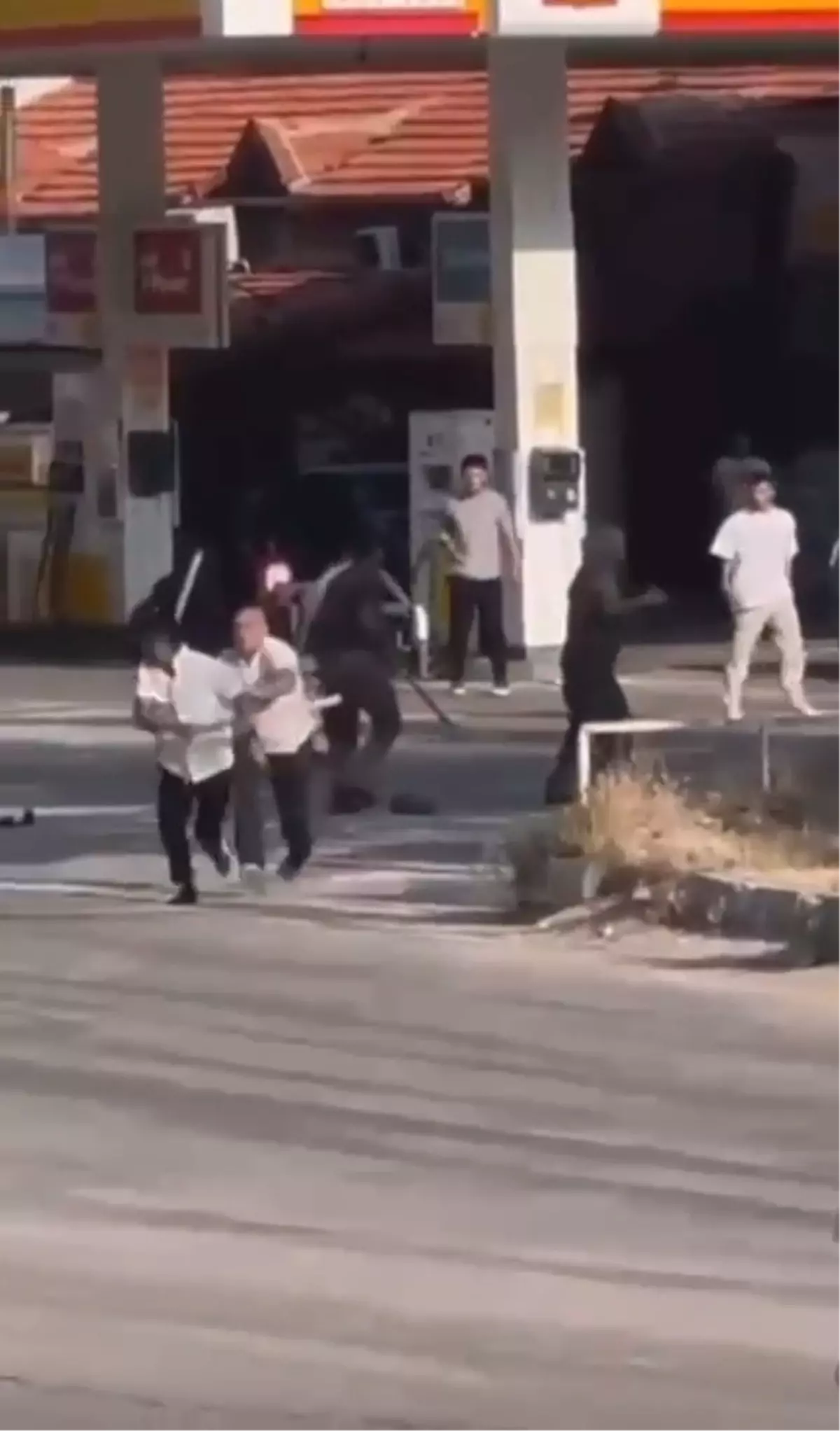 Mersin'de Akaryakıt İstasyonunda Sopalı Kavga: 3 Yaralı