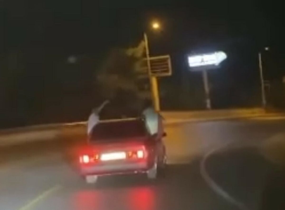 Fethiye'de Otomobilden Sarkarak Yolculuk Yapanlar, Can Güvenliğini Tehlikeye Attı