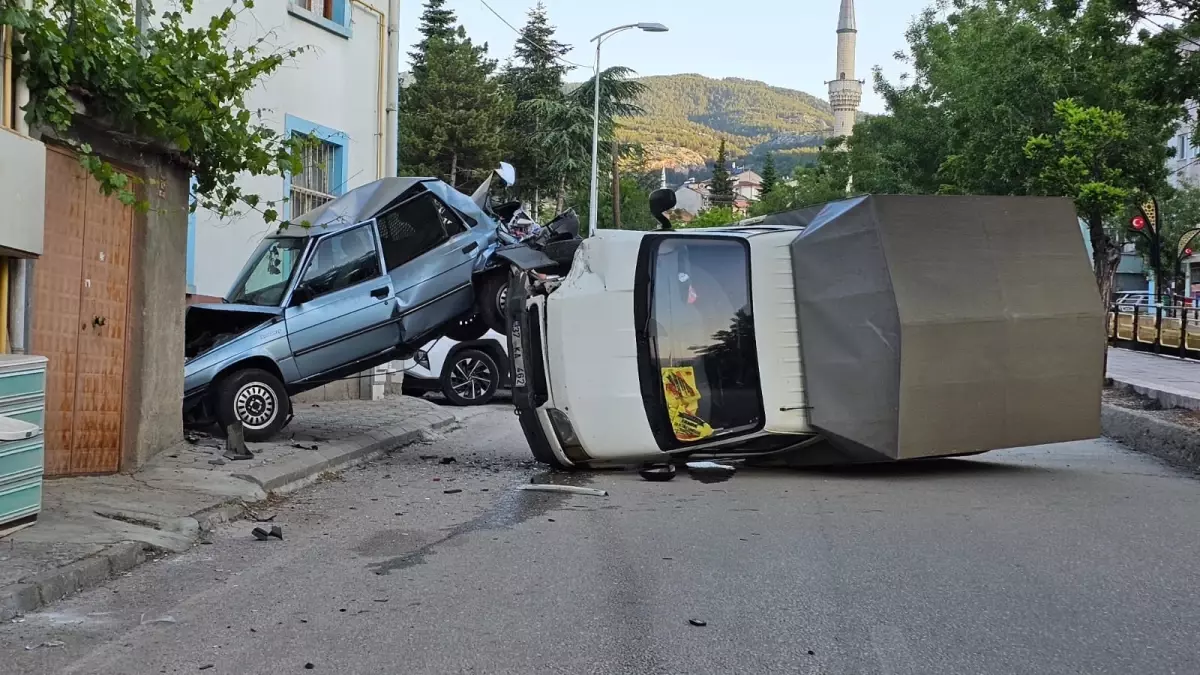 Kamyonet Park Halindeki Araca Çarptı, Sürücü Yaralandı
