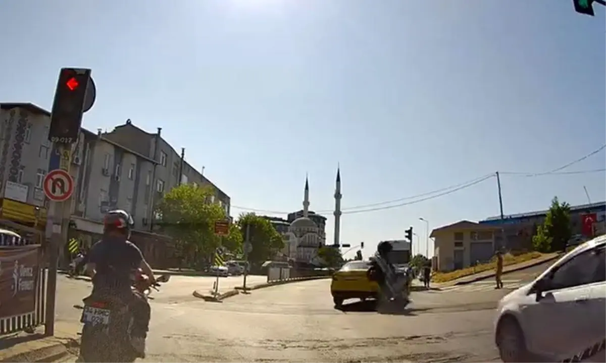 Şişli'de Motosiklet Sürücüsü U Dönüşü Yapan Taksiyle Çarpıştı