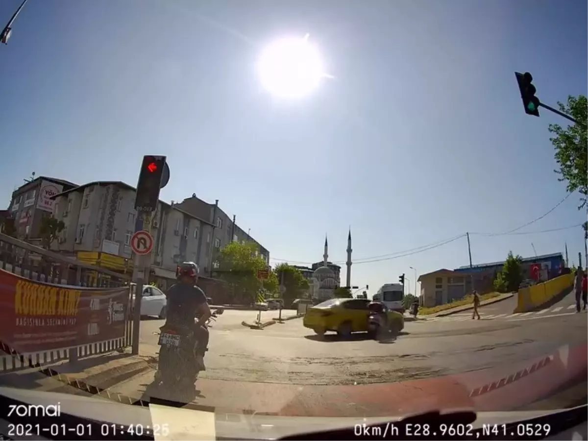 Şişli'de Motosiklet ve Taksi Çarpıştı: 1 Yaralı