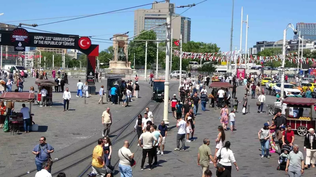 Kurban Bayramı'nda Taksim ve İstiklal Caddesi'nde Yoğun Turist Akını