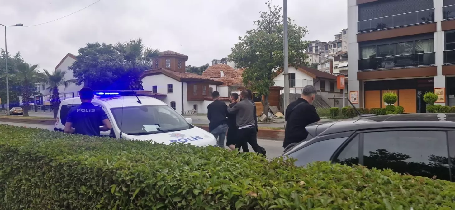 Maden Mühendisi, Tanımadığı Kadına Gül Vermek İstedi, Bıçak Gösterdi