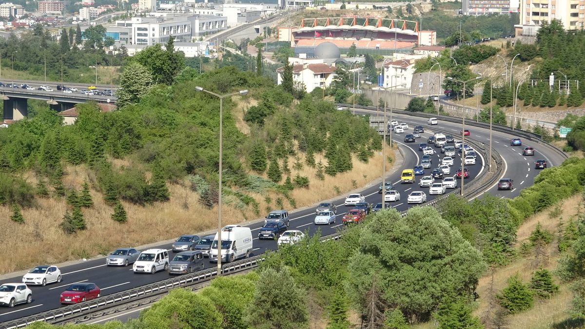 TEM Otoyolu'nda İzmit Geçişinde Trafik Yoğunluğu