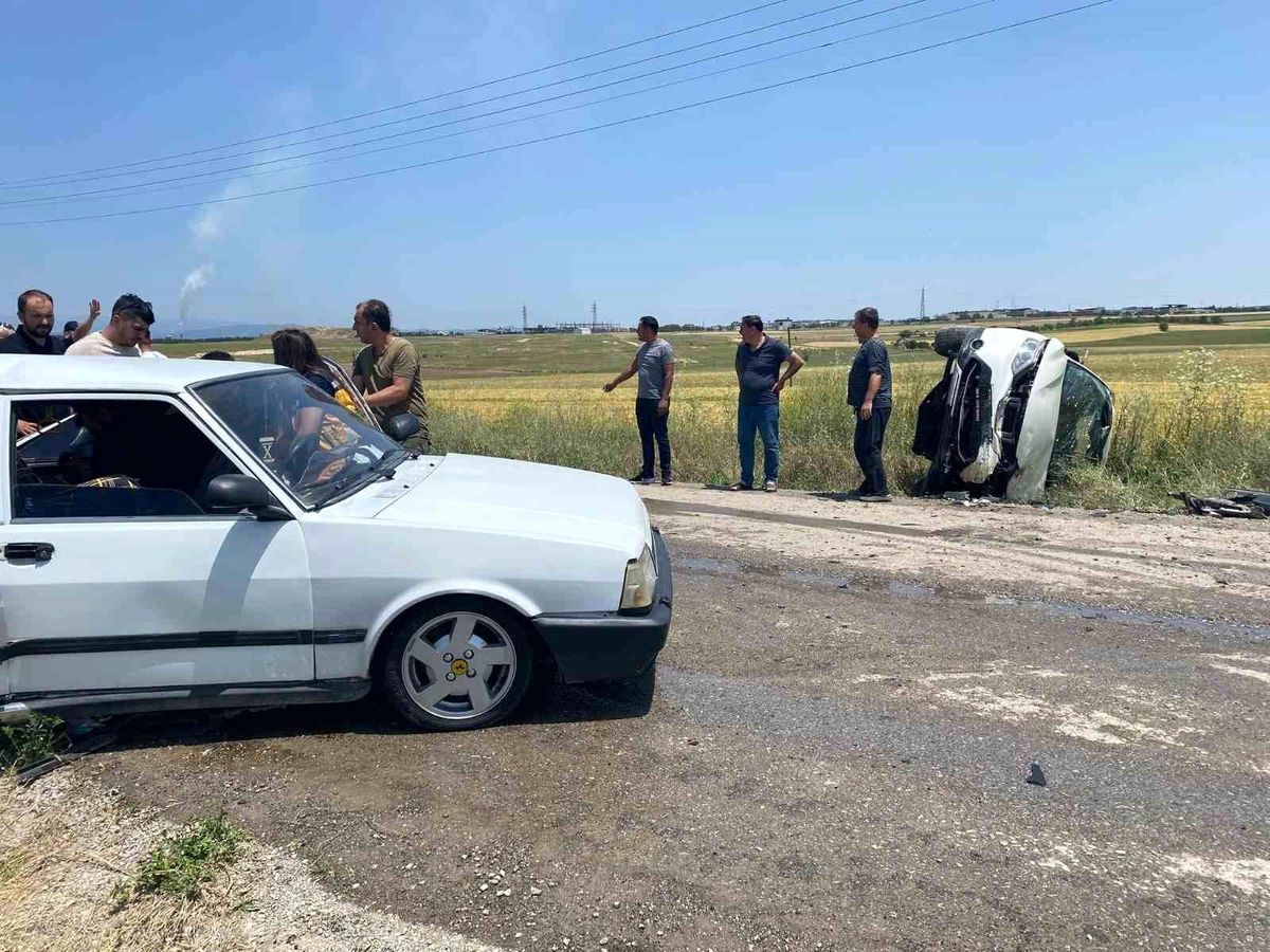 Uşak'ta Cip ve Otomobil Çarpıştı: 5 Yaralı