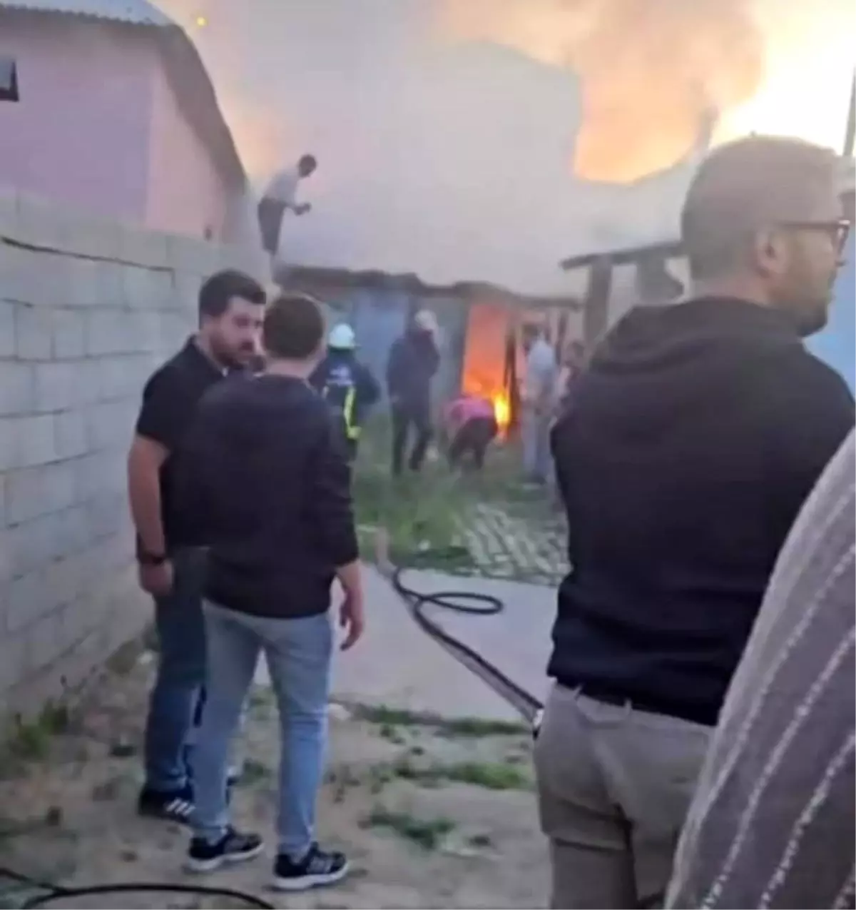 Van'da Odunlukta Çıkan Yangın Kontrol Altına Alındı