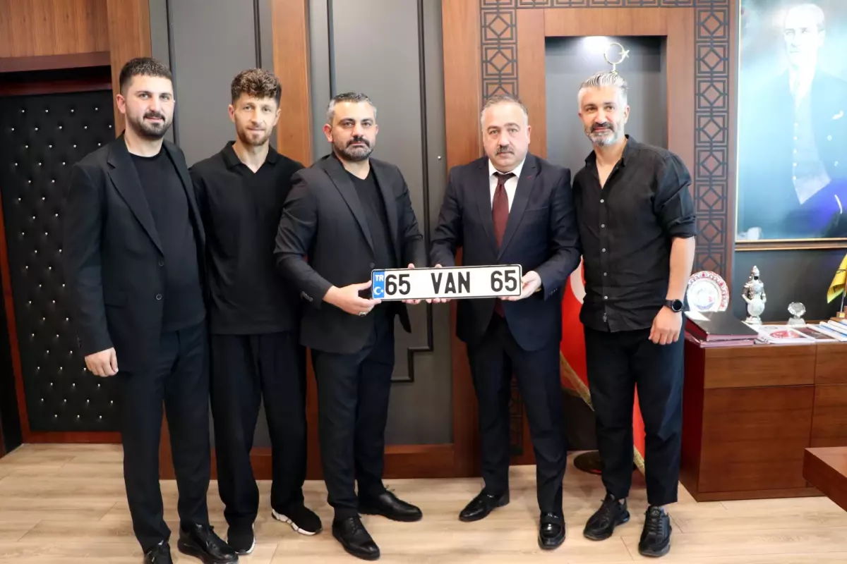 Vanspor'a Özel '65 VAN 65' Plakası Hediye Edildi