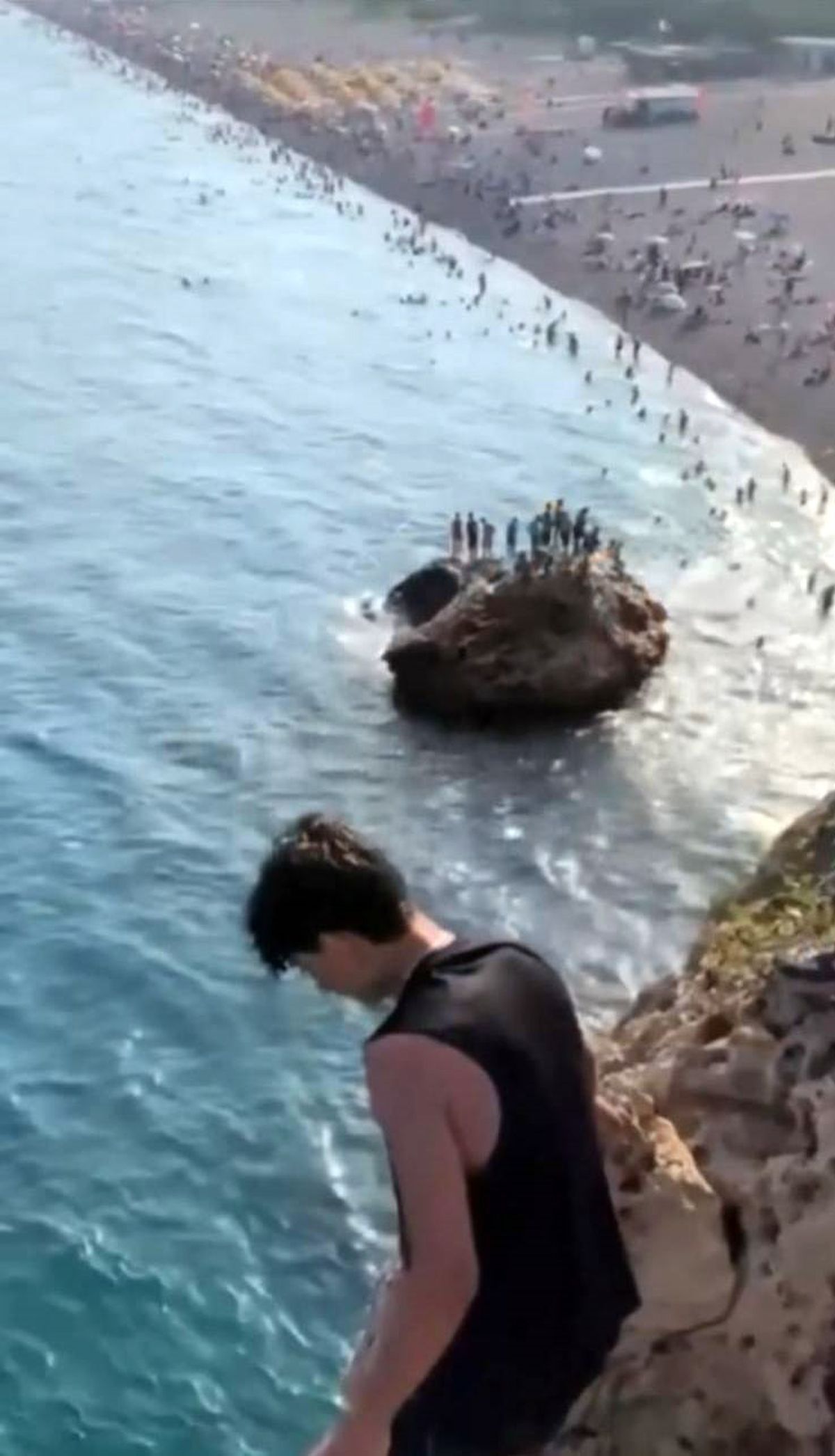Antalya'da Falezlerden Denize Atlayan Genç Ağır Yaralandı