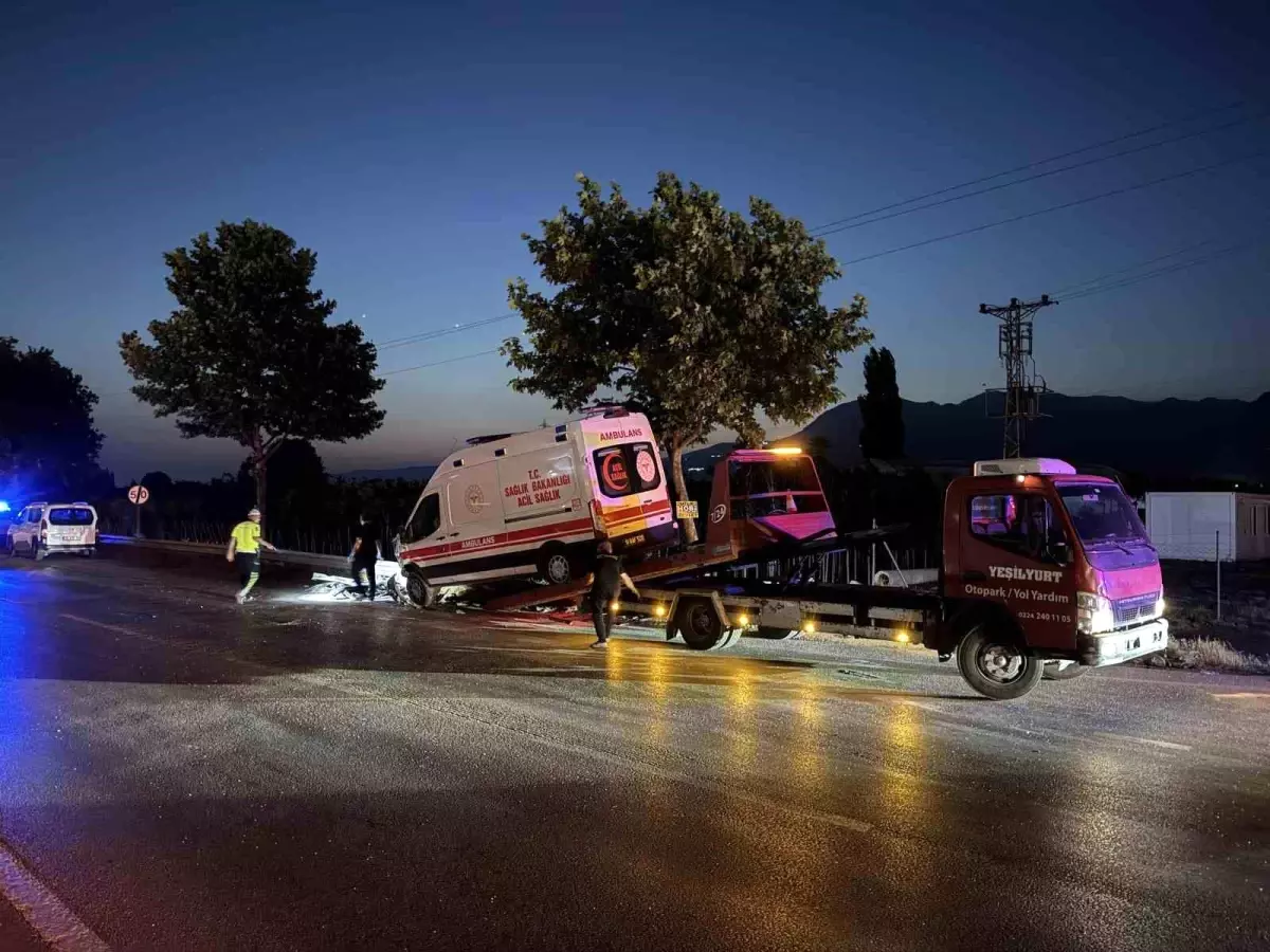 Bursa'da Ambulans ile Çarpışan Otomobilin Sürücüsü Yaralandı