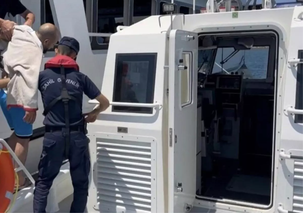 Ayvalık'ta Rahatsızlanan Kişi Sahil Güvenlik Tarafından Kıyıya Tahliye Edildi