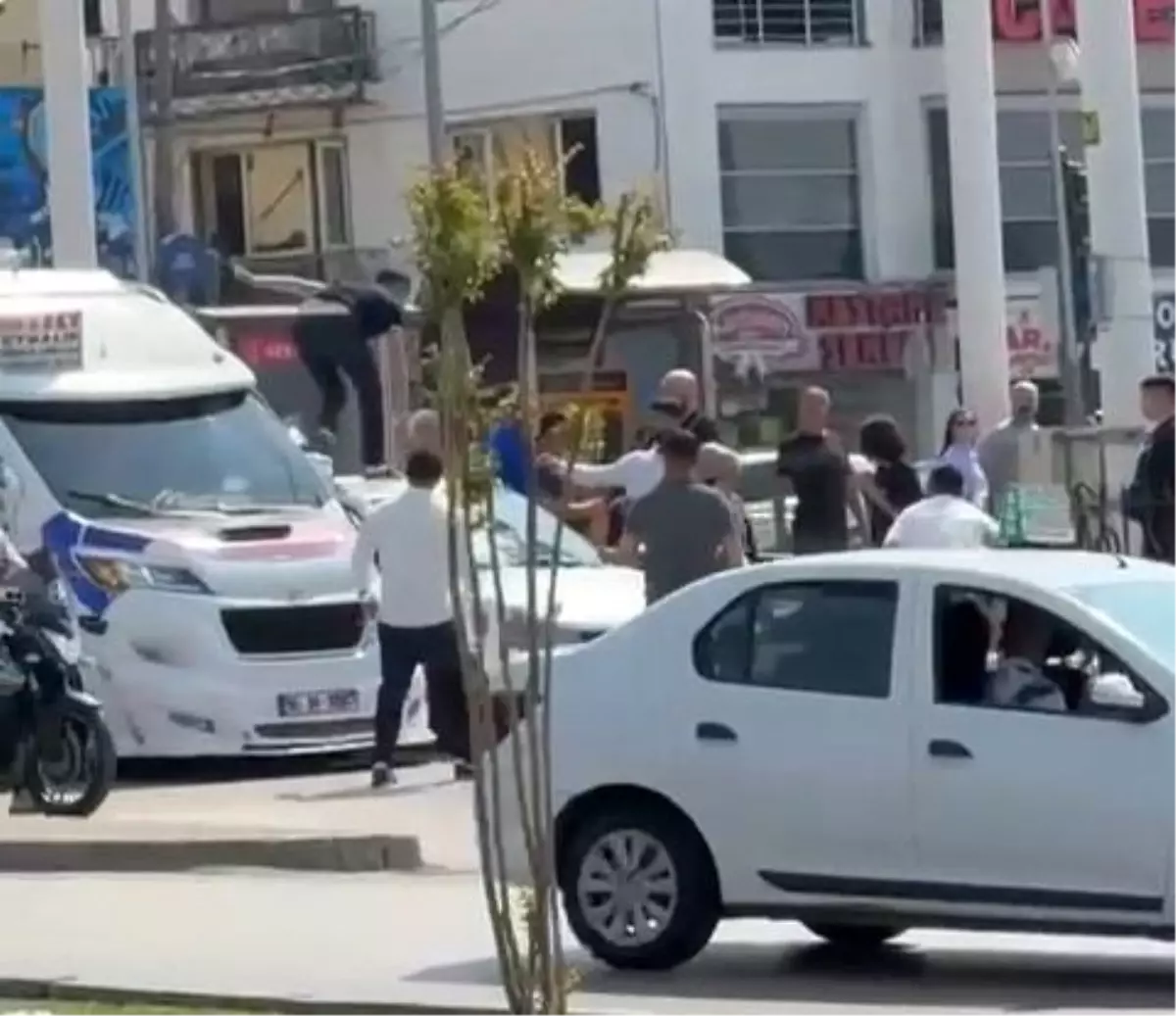 Bursa'da Yol Verme Tartışması Kavgaya Dönüştü